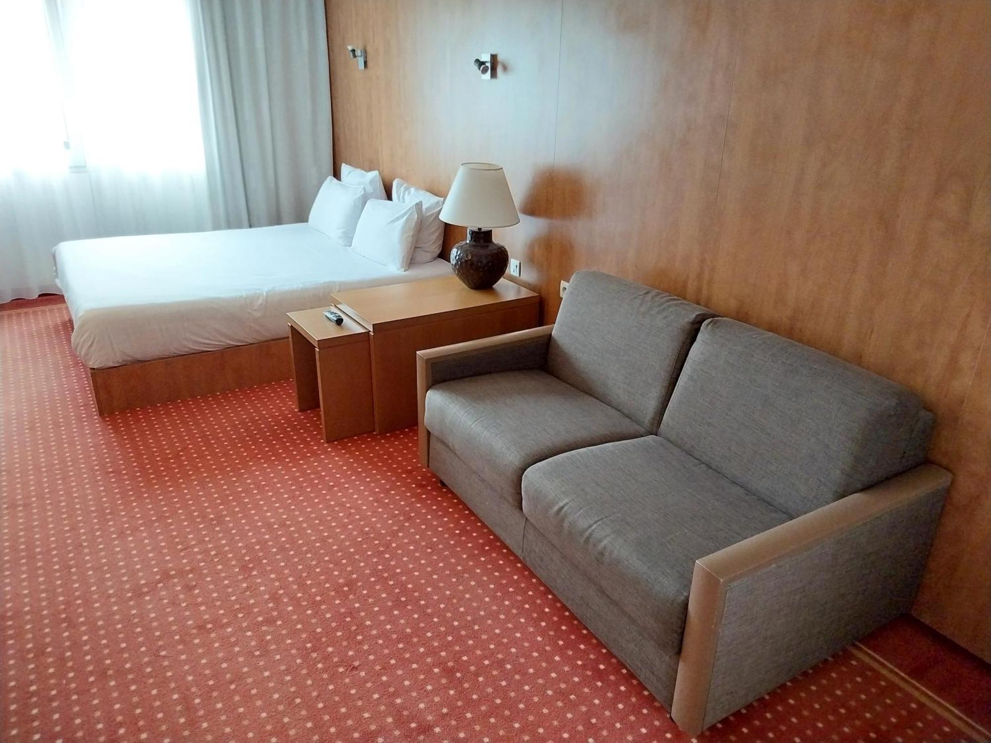 Cerise Bordeaux Aeroport *
